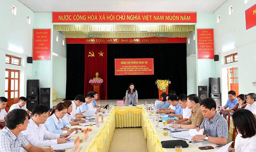 Phó Chủ tịch UBND tỉnh Vương Ngọc Hà kiểm tra lĩnh vực văn hóa – xã hội tại xã Hồng Sơn và Trường Sinh