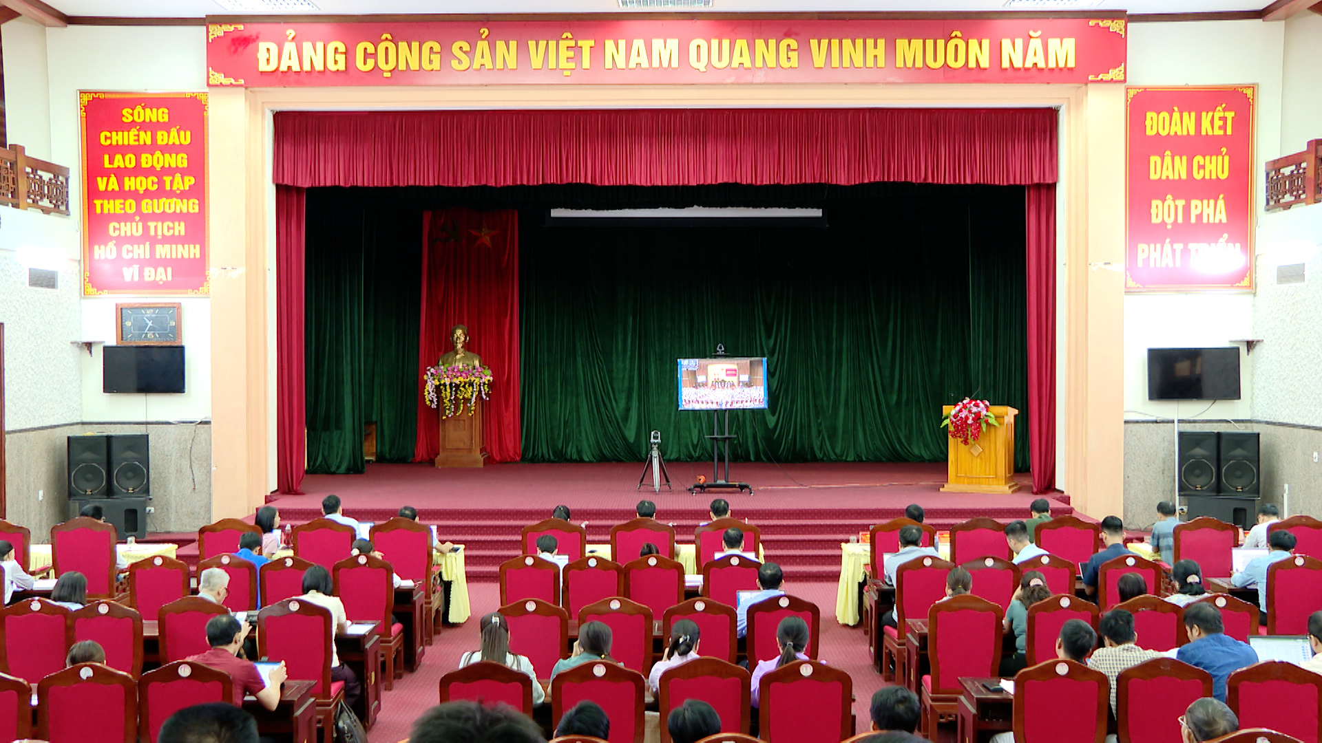 ĐẢNG BỘ XÃ LÂM BÌNH HỌC TẬP, QUÁN TRIỆT, TRIỂN KHAI CÁC NGHỊ QUYẾT, CHỈ THỊ CỦA BỘ CHÍNH TRỊ