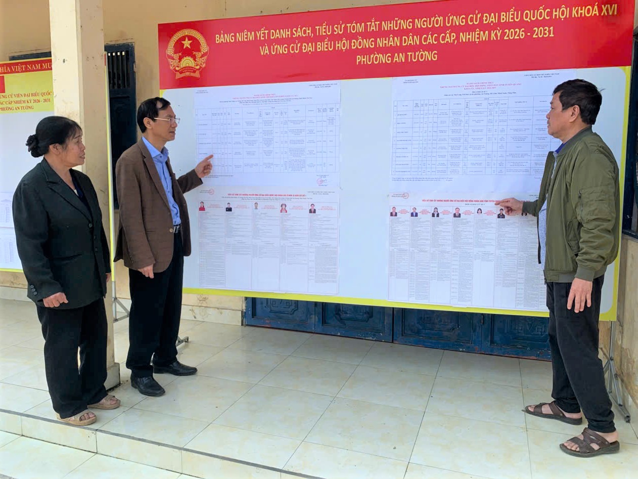  Đồng chí Bí thư Đảng ủy, Chủ tịch HĐND phường Nguyễn Đình Trung kiểm tra công tác chuẩn bị bầu cử trên địa bàn