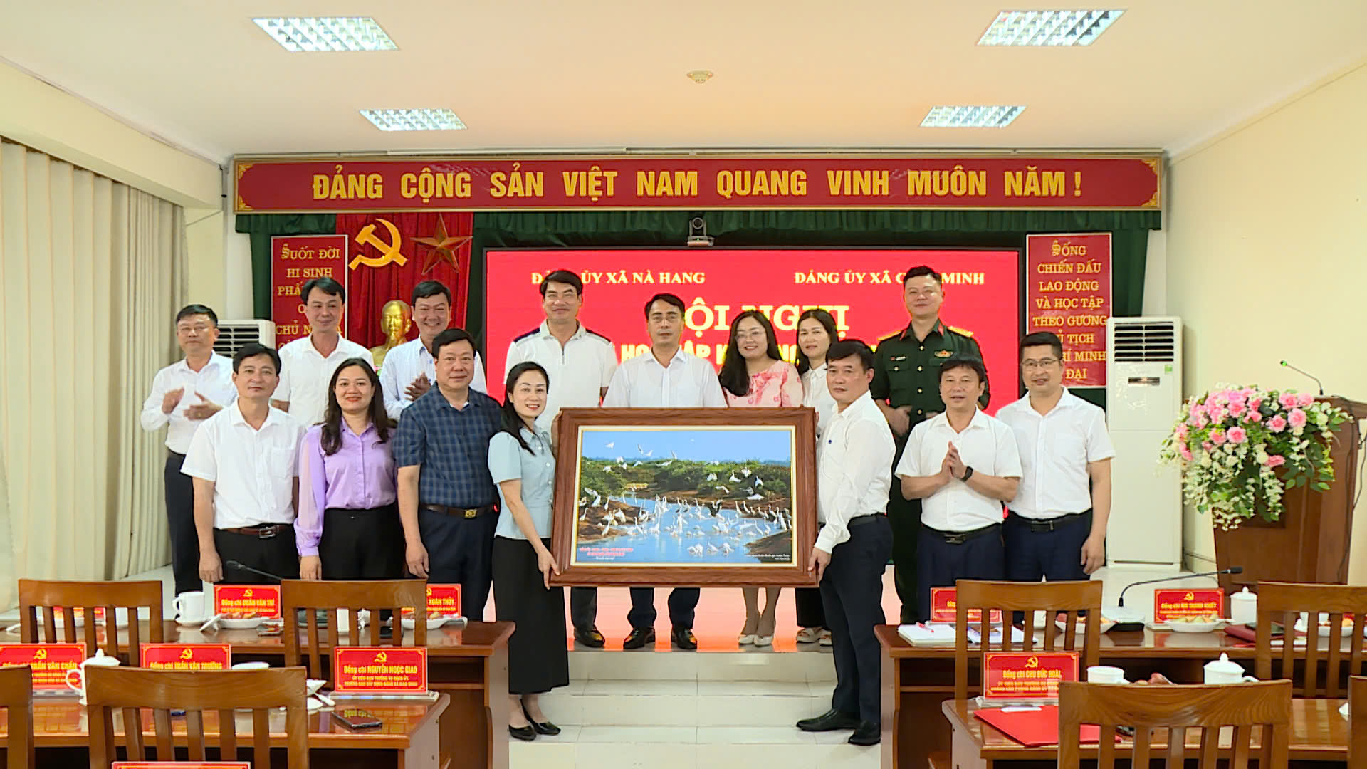 Đoàn công tác Đảng ủy xã Giao Minh học tập, trao đổi kinh nghiệm tại xã Nà Hang