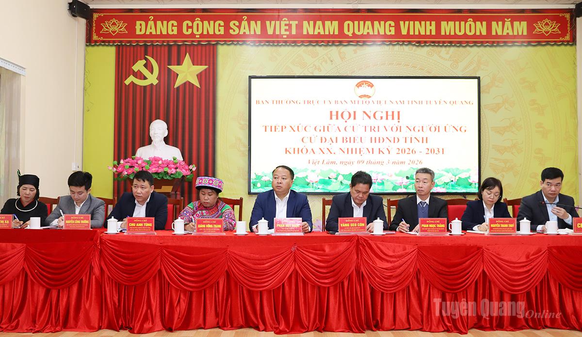 Chủ tịch UBND tỉnh Phan Huy Ngọc cùng các ứng cử viên đại biểu HĐND tỉnh tiếp xúc cử tri tại xã Việt Lâm