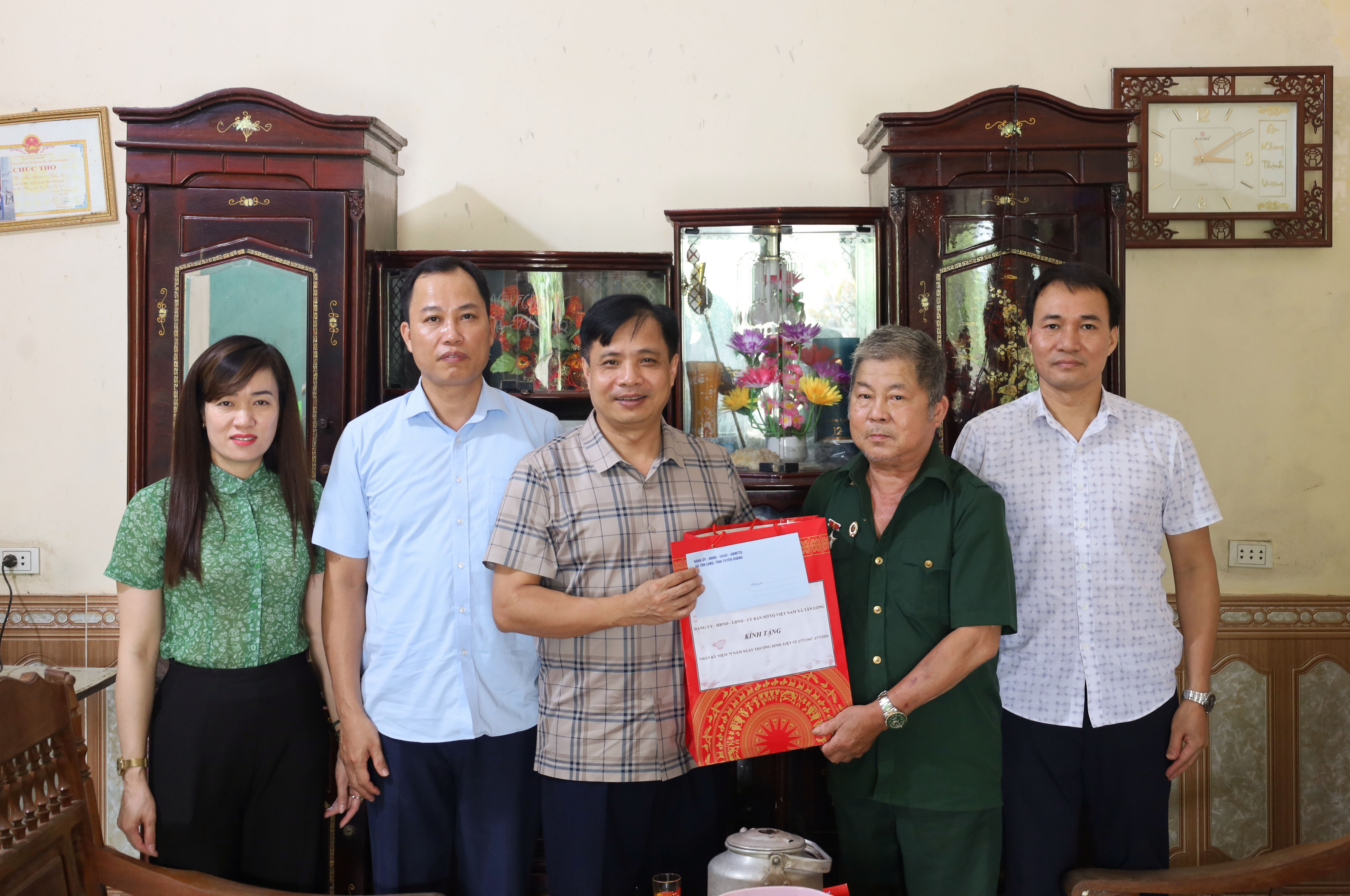 Các đồng chí lãnh đạo xã Tân Long thăm, tặng quà gia đình chính sách, người có công nhân kỷ niệm 79 năm Ngày Thương binh liệt sĩ