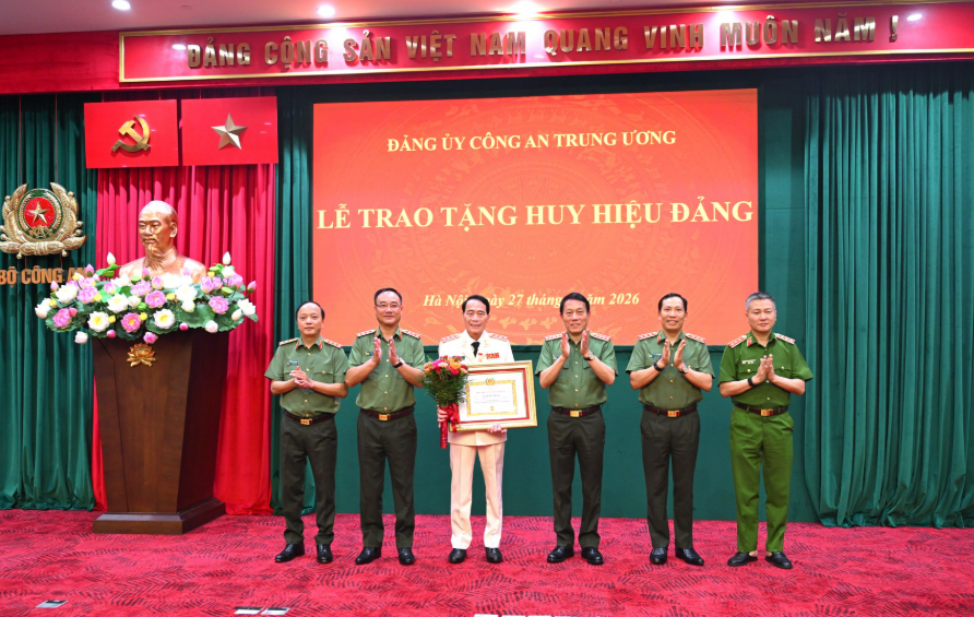 THỨ TRƯỞNG LÊ QUỐC HÙNG ĐÓN NHẬN HUY HIỆU 35 NĂM TUỔI ĐẢNG