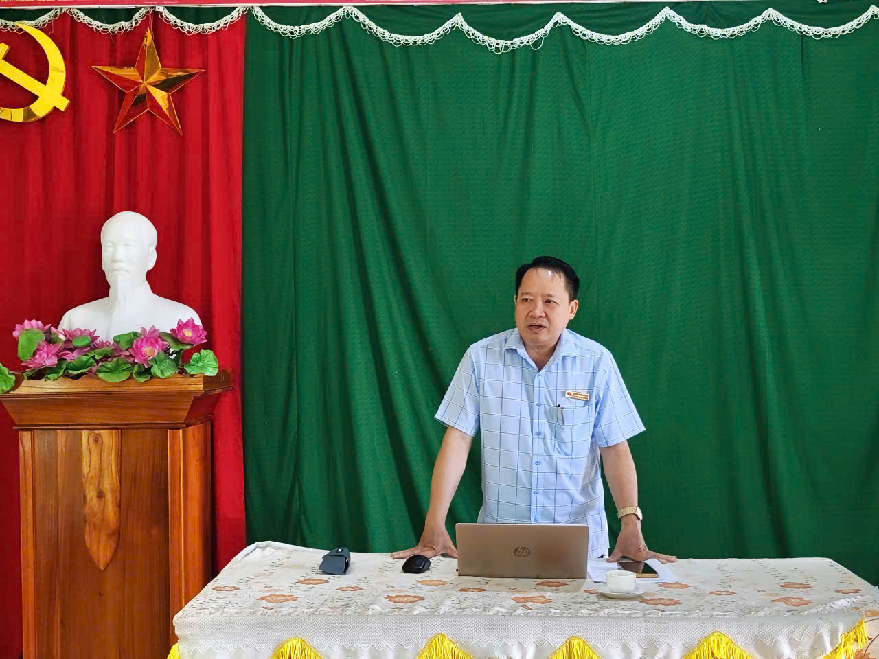 ĐOÀN CÔNG TÁC SỐ 01 CỦA BAN THƯỜNG VỤ ĐẢNG ỦY XÃ LÀM VIỆC VỚI CHI BỘ CÁC THÔN HẠ SƠN, THÔN HẠ, THÔN TRUNG, YÊN CHÀM VÀ THÔN TÂN BỂ