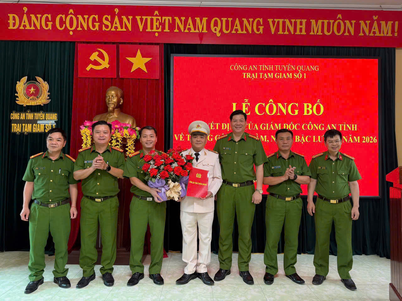CÔNG BỐ QUYẾT ĐỊNH THĂNG CẤP HÀM VÀ NÂNG BẬC LƯƠNG NĂM 2026