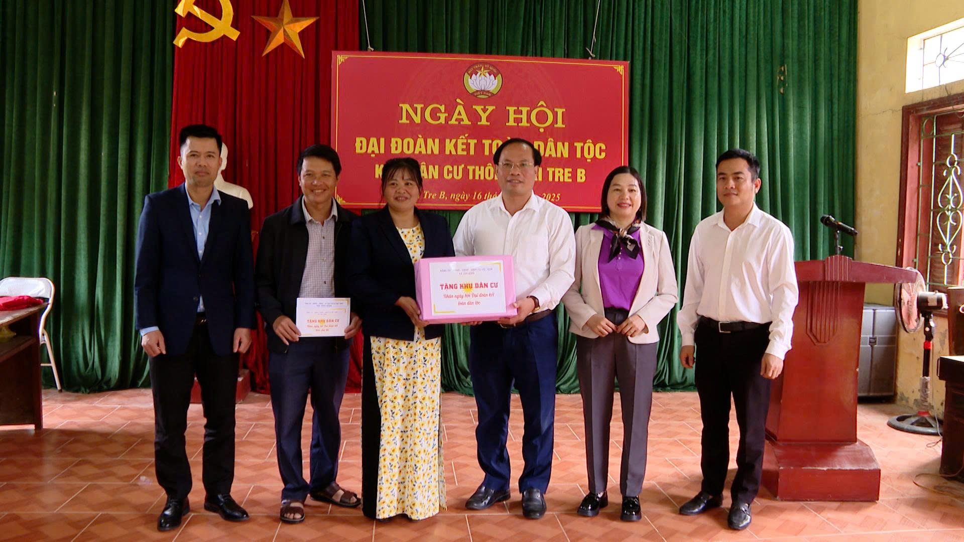 Đồng chí Âu Thế Thái, Uỷ viên BCH Đảng bộ tỉnh, Bí thư Đảng uỷ xã Lâm Bình dự Ngày hội Đại đoàn kết toàn dân tộc khu dân cư Phai Tre B