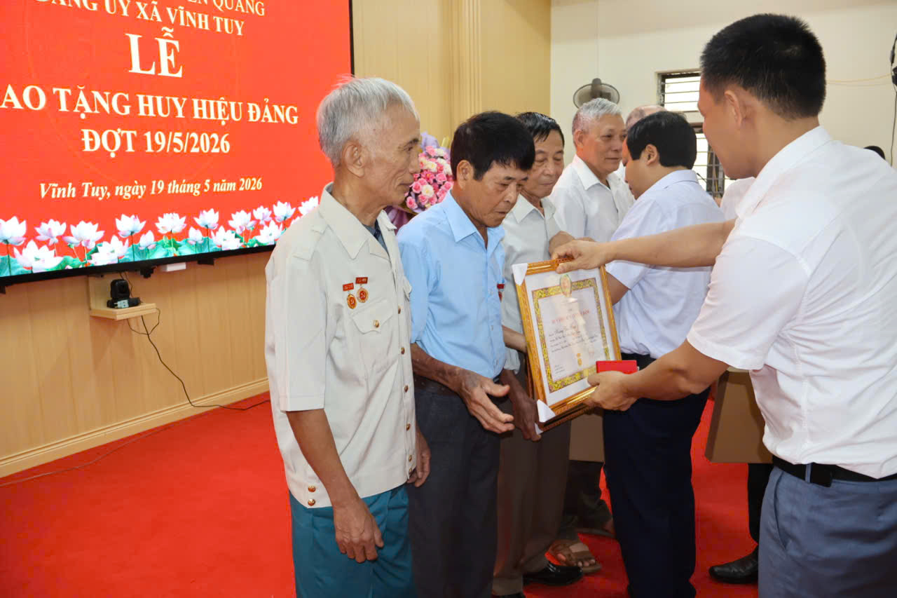 Trao huy hiệu Đảng s th trao.jpg