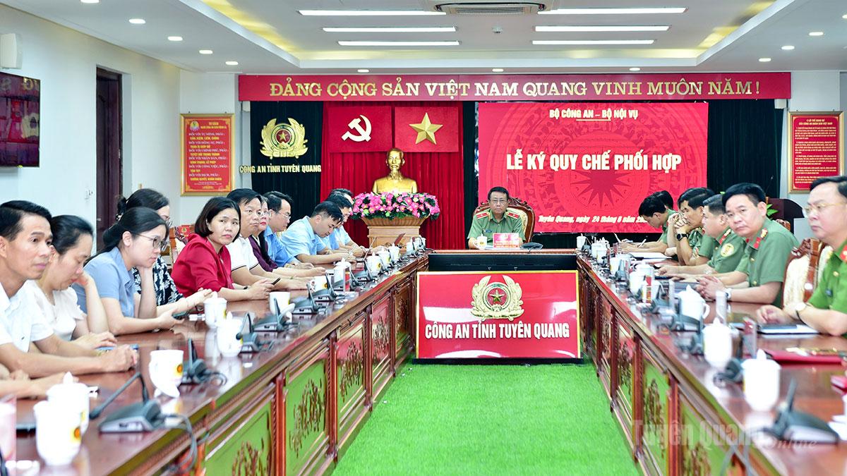 Ký kết Quy chế phối hợp trong công tác bảo đảm an ninh, trật tự và quản lý nhà nước lĩnh vực nội vụ