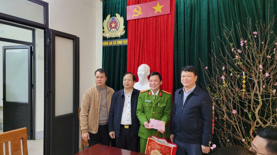 Tặng quà công an..2.jpg