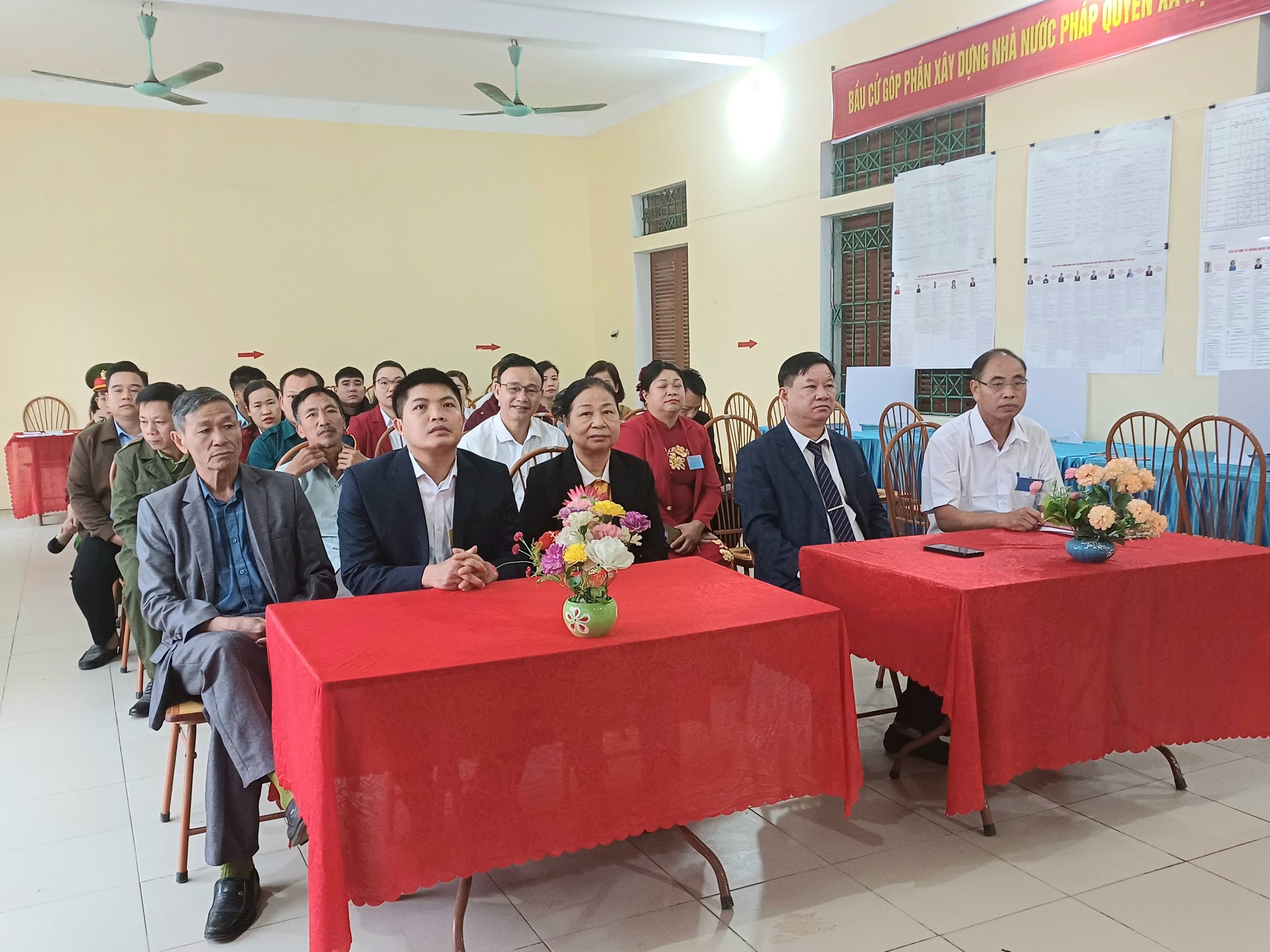 Đồng chí Hoàng Văn Niên dự lễ khai mạc bầu cử tại khu vực bỏ phiếu số 03, thôn Bòng