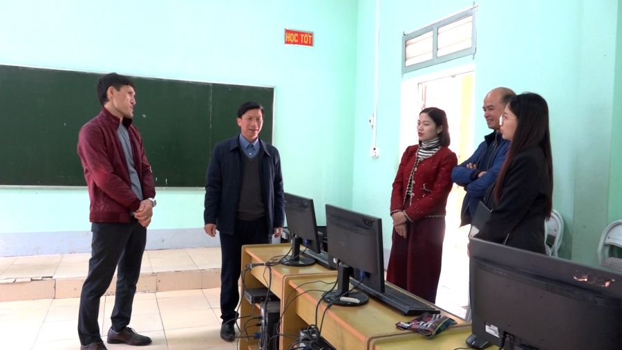 Phó Chủ tịch Thường trực UBND xã Phạm Văn Tuyên làm việc với trường THCS Quang Minh