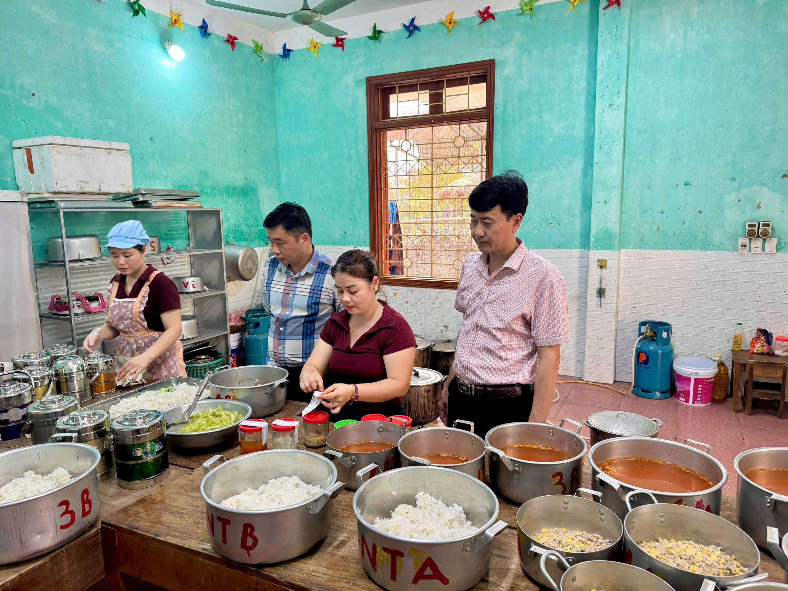 Kiên Đài: Ra quân kiểm tra an toàn thực phẩm bếp ăn tập thể tại các trường học