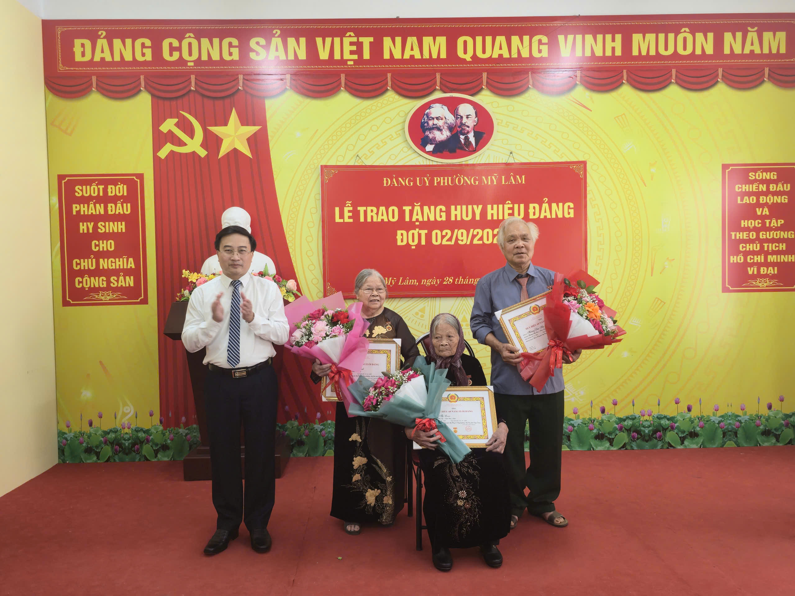 Giám đốc Sở Nông nghiệp và Môi trường trao Huy hiệu 65 năm tuổi Đảng cho đảng viên phường Mỹ Lâm