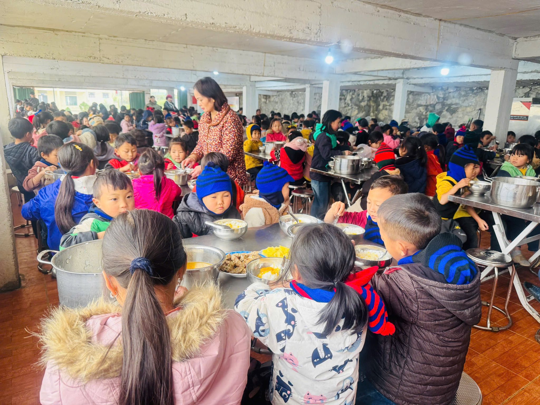 Chăm lo bữa cơm ấm, nóng cho trẻ vùng biên Tùng Vài.