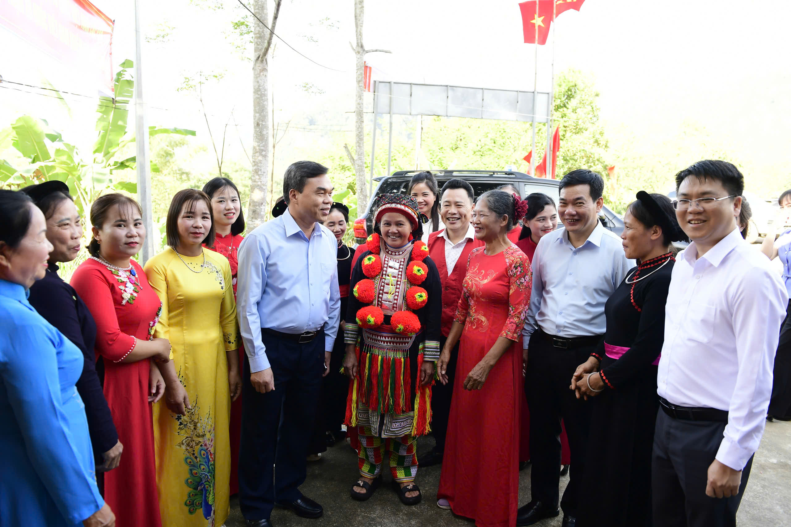 Đồng chí Ma Thế Hồng, Phó Bí thư Tỉnh ủy, Chủ tịch Ủy ban Mặt trận Tổ quốc Việt Nam tỉnh dự Ngày hội Đại đoàn kết toàn dân tộc thôn Nà Mạ