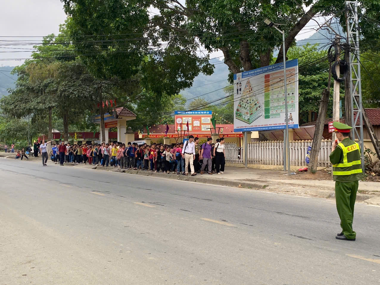 CÔNG AN XÃ THIẾT LẬP LUỒNG XANH AN TOÀN CHO HỌC SINH VÙNG CAO TỚI TRƯỜNG 