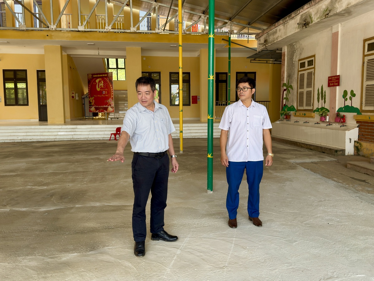 ĐỒNG CHÍ TRỊNH QUỐC SÁNG KIỂM TRA TIẾN ĐỘ CÁC HẠNG MỤC TẠI MỘT SỐ ĐIỂM TRƯỜNG TRÊN ĐỊA BÀN XÃ