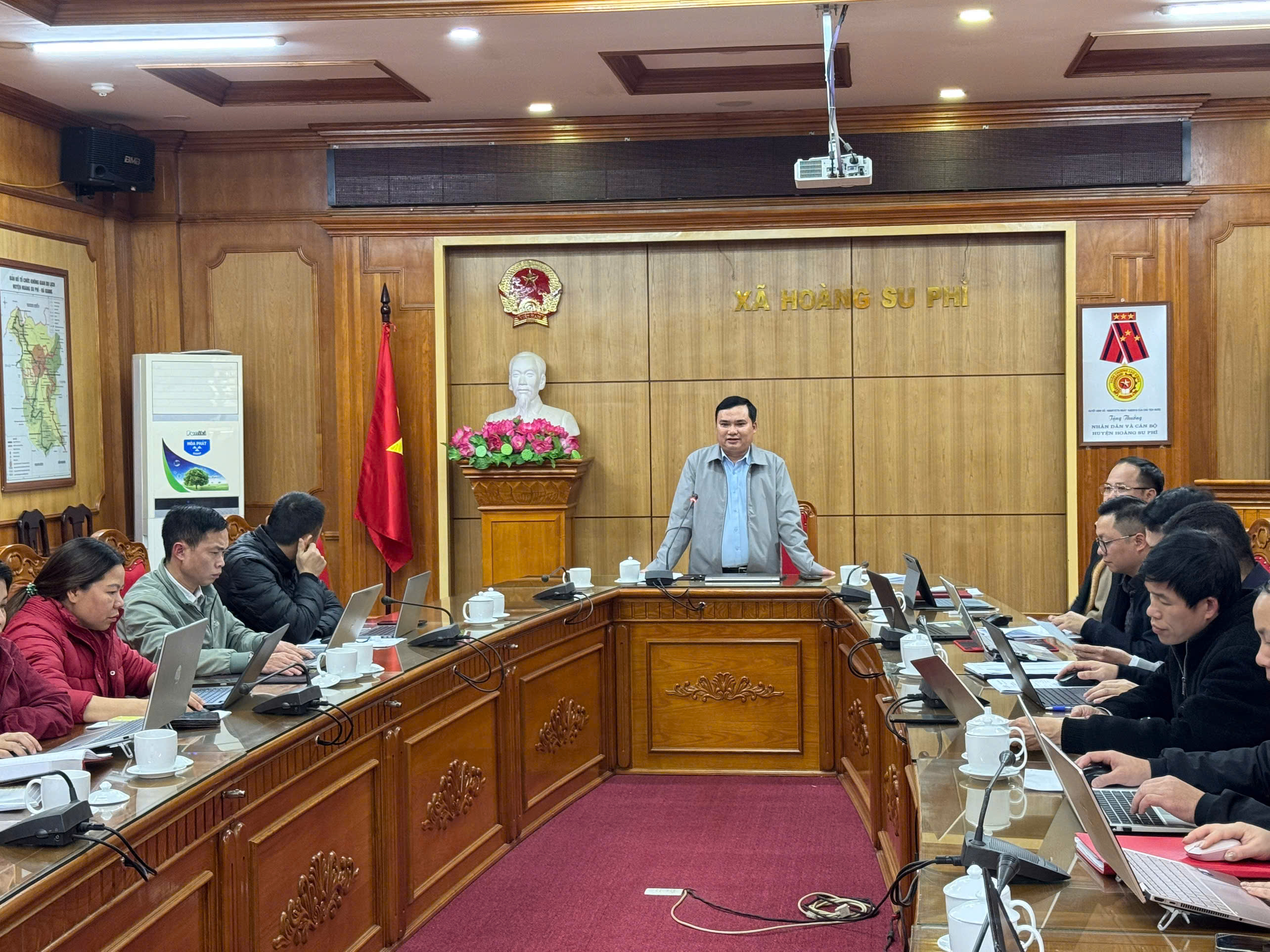 Hội nghị quán triệt, triển khai các nhiệm vụ trọng tâm trong tháng 1/2026  và Sinh hoạt Chi bộ Ủy ban nhân dân xã tháng 12 năm 2025