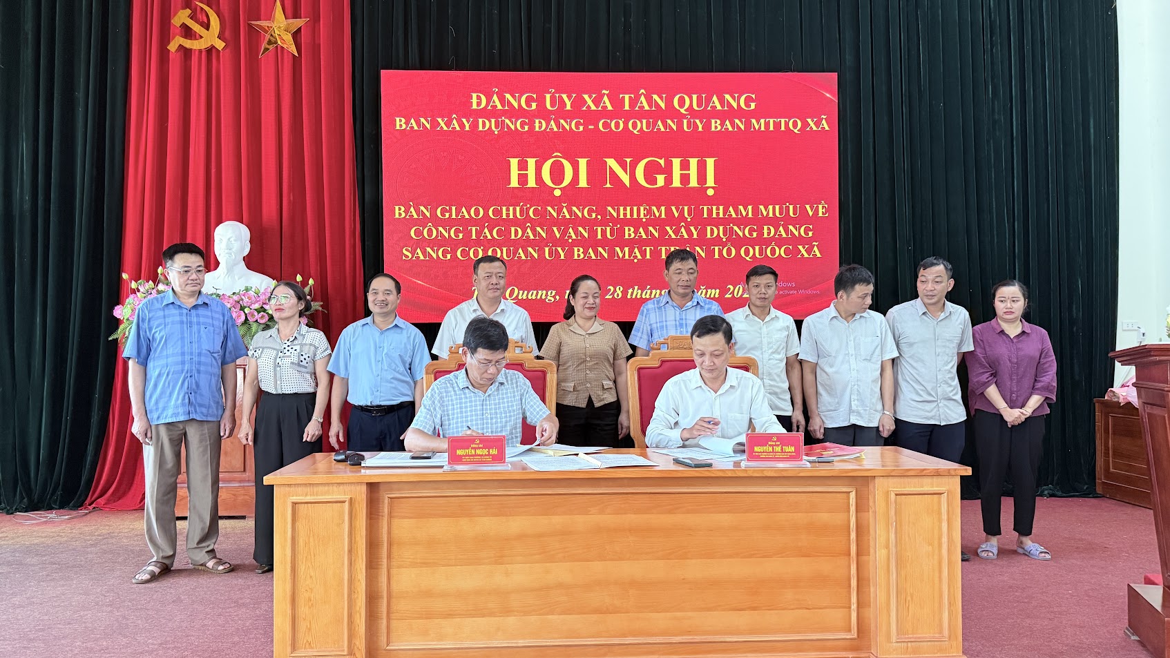 Đảng ủy xã Tân Quang Hội nghị bàn giao chức năng, nhiệm vụ tham mưu về công tác dân vận, thực hiện Quy chế dân chủ ở cơ sở từ Ban Xây dựng Đảng sang Cơ quan Ủy ban MTTQ Việt Nam xã