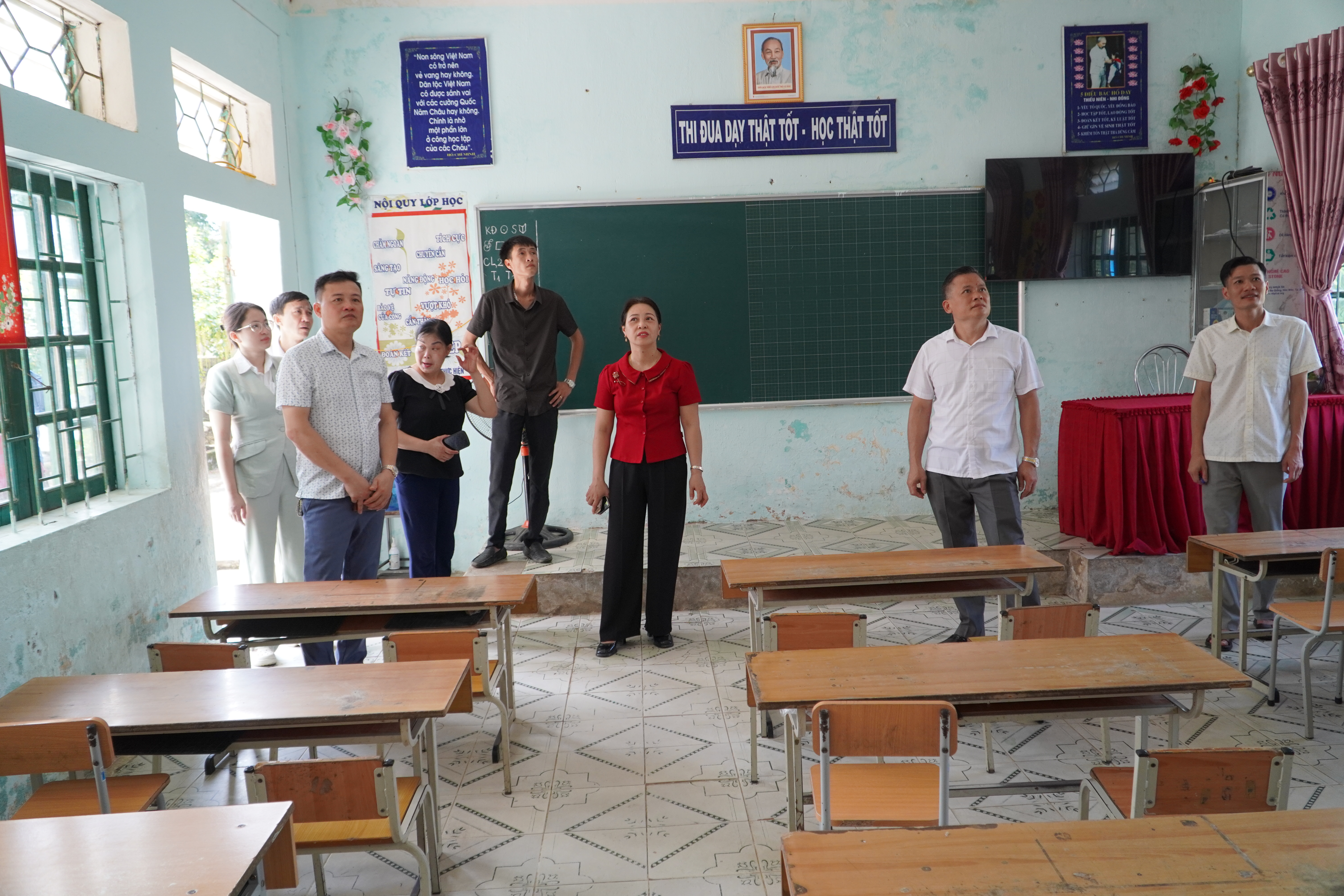Bí thư Đảng uỷ Triệu Sơn An và Đoàn Kiểm tra xã Tùng Bá kiểm tra công tác chuẩn bị năm học mới 2026-2027 tại các trường học