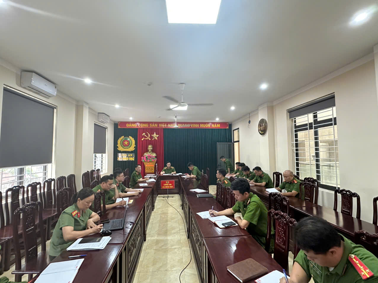 CHI BỘ CÔNG AN XÃ MÈO VẠC TỔ CHỨC SINH HOẠT CHUYÊN ĐỀ VỀ PHONG TRÀO “BÌNH DÂN HỌC VỤ SỐ”