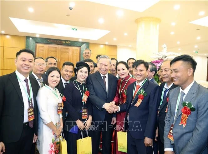 Party leader meets with outstanding farmers, agricultural scientists