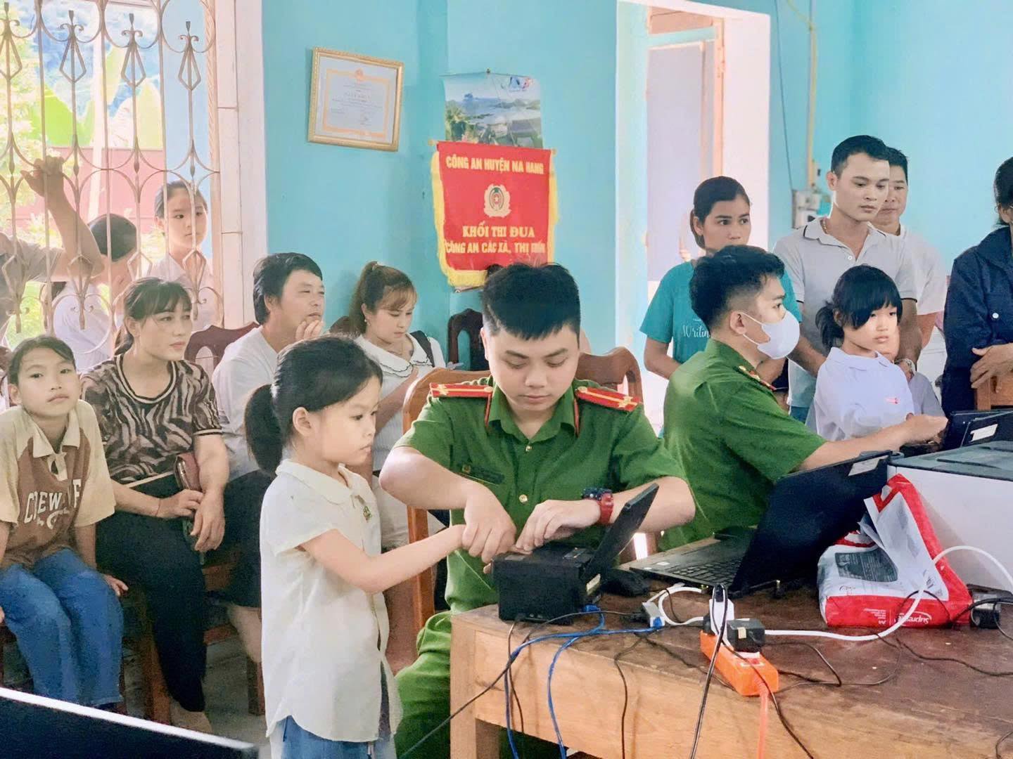 CÔNG AN TỈNH TUYÊN QUANG CẤP CĂN CƯỚC, ĐỊNH DANH ĐIỆN TỬ CHO CÔNG DÂN XUYÊN NGHỈ LỄ GIỔ TỔ VÀ 30/4 - 01/5