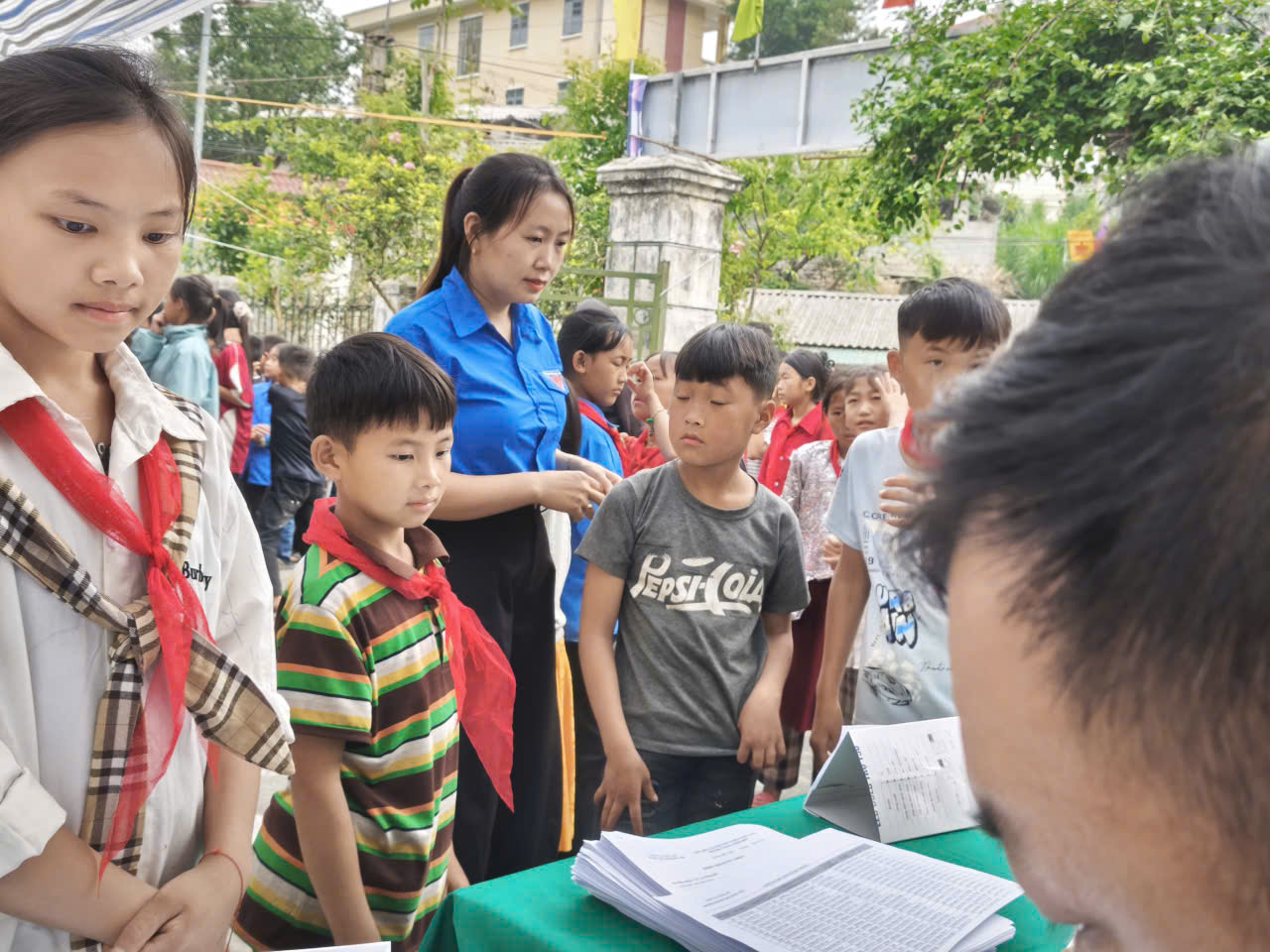 ĐOÀN THANH NIÊN XÃ THẮNG MỐ HỖ TRỢ CHƯƠNG TRÌNH KHÁM SỨC KHỎE ĐỊNH KỲ CHO NHÂN DÂN