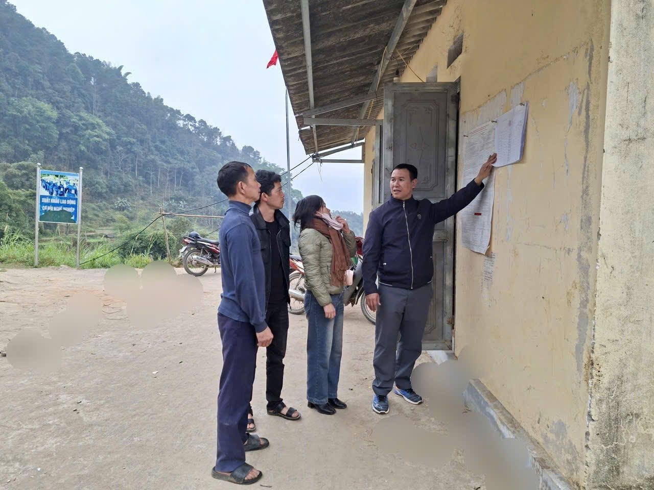 TỔ PHỤ TRÁCH THÔN SỐ 1 ĐẢNG ỦY XÃ NẤM DẨN LÀM VIỆC VỚI CÁC THÔN CỤM 1