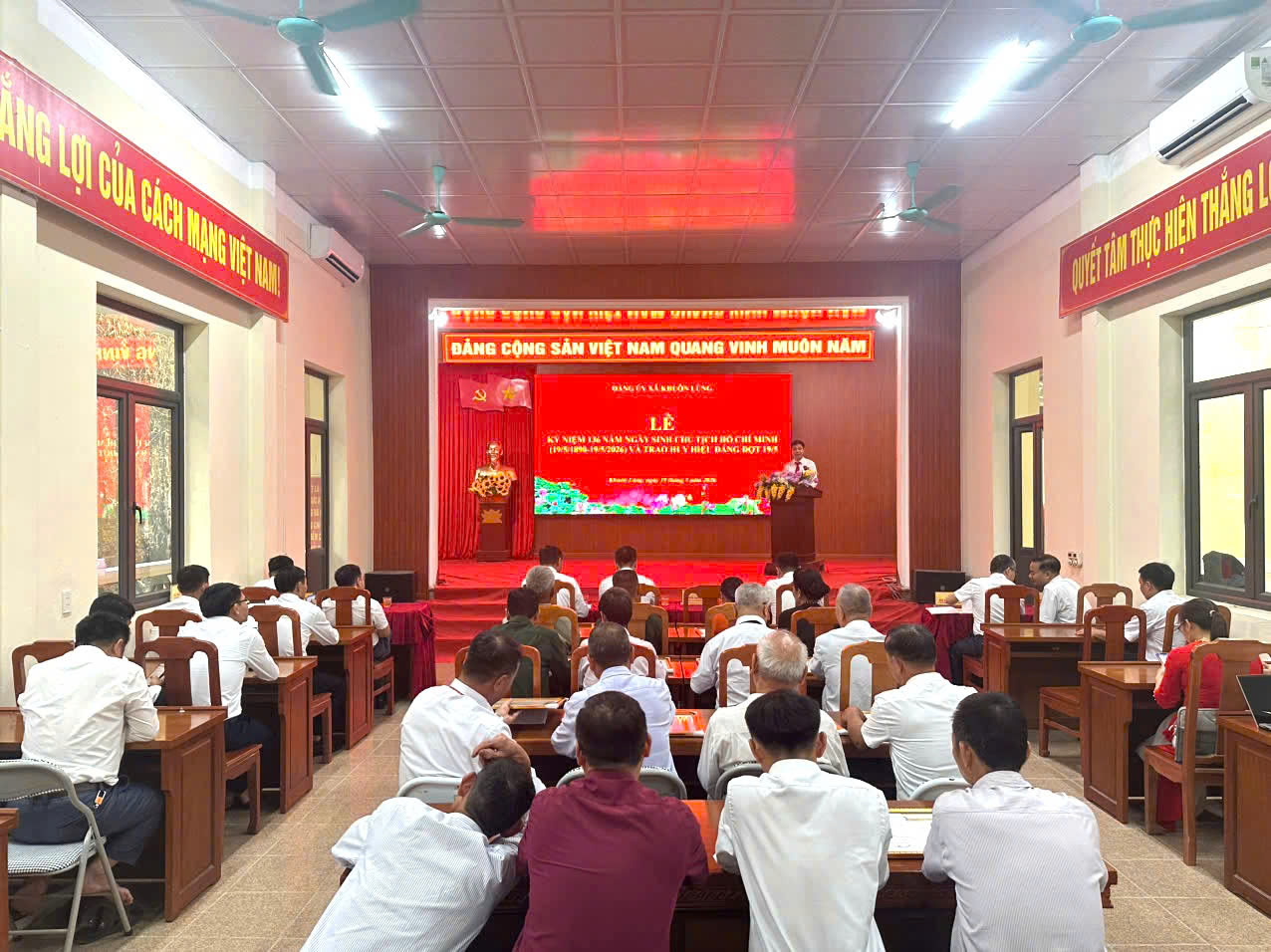 LỄ TRAO TẶNG HUY HIỆU ĐẢNG ĐỢT 19/5/2026