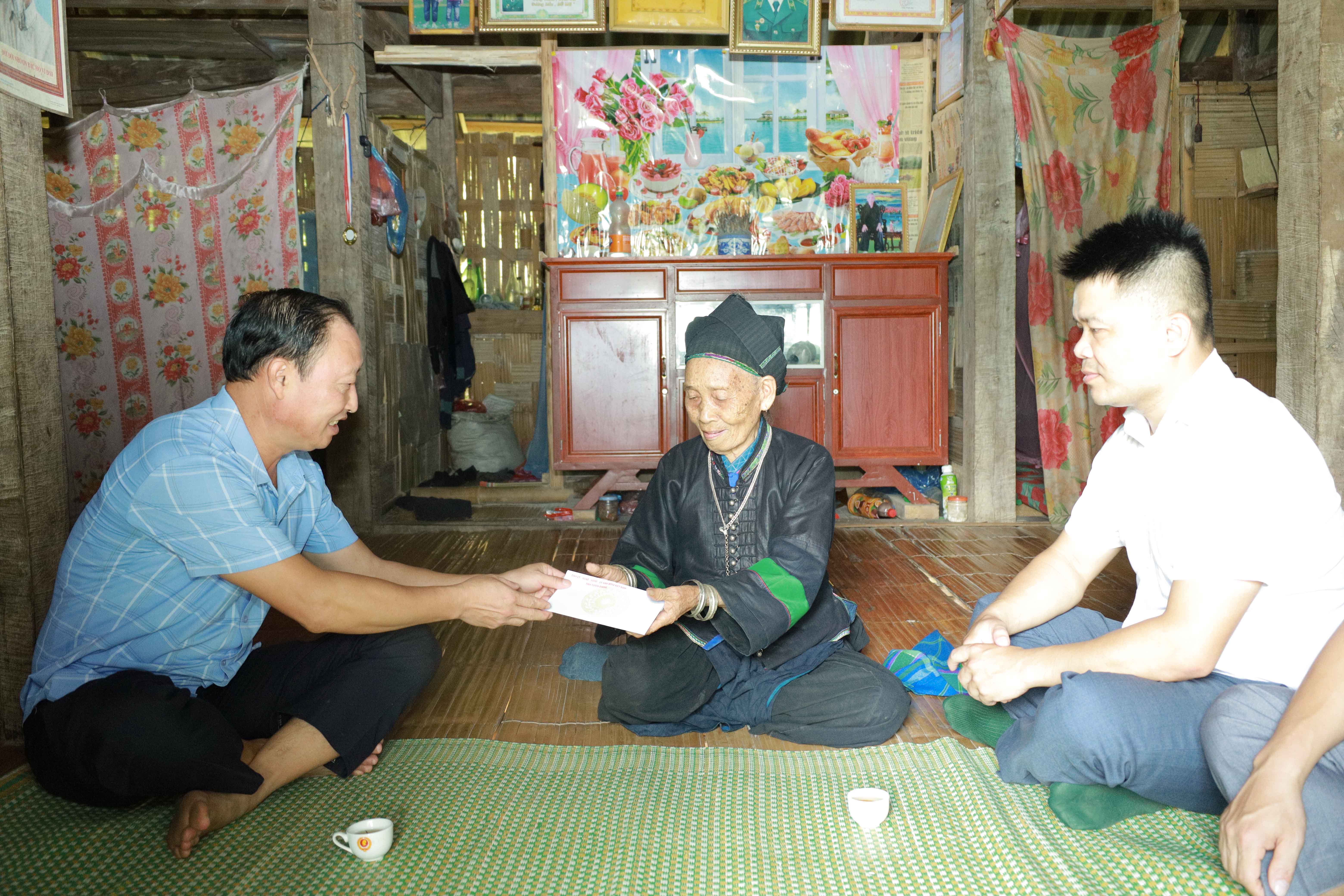 Bí thư Đảng ủy, Vàng Đình Chiến đến thăm và tặng quà người cao tuổi tại thôn Thính Nà