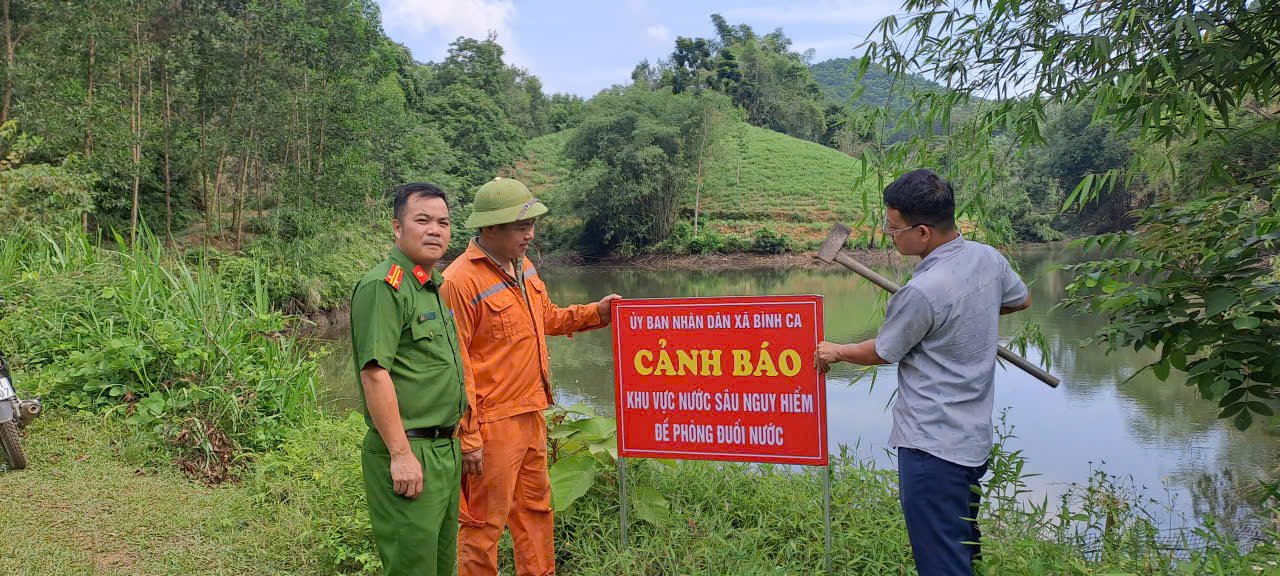 UBND xã Bình Ca tổ chức cắm biển cảnh báo, tăng cường phòng ngừa đuối nước trên địa bàn xã
