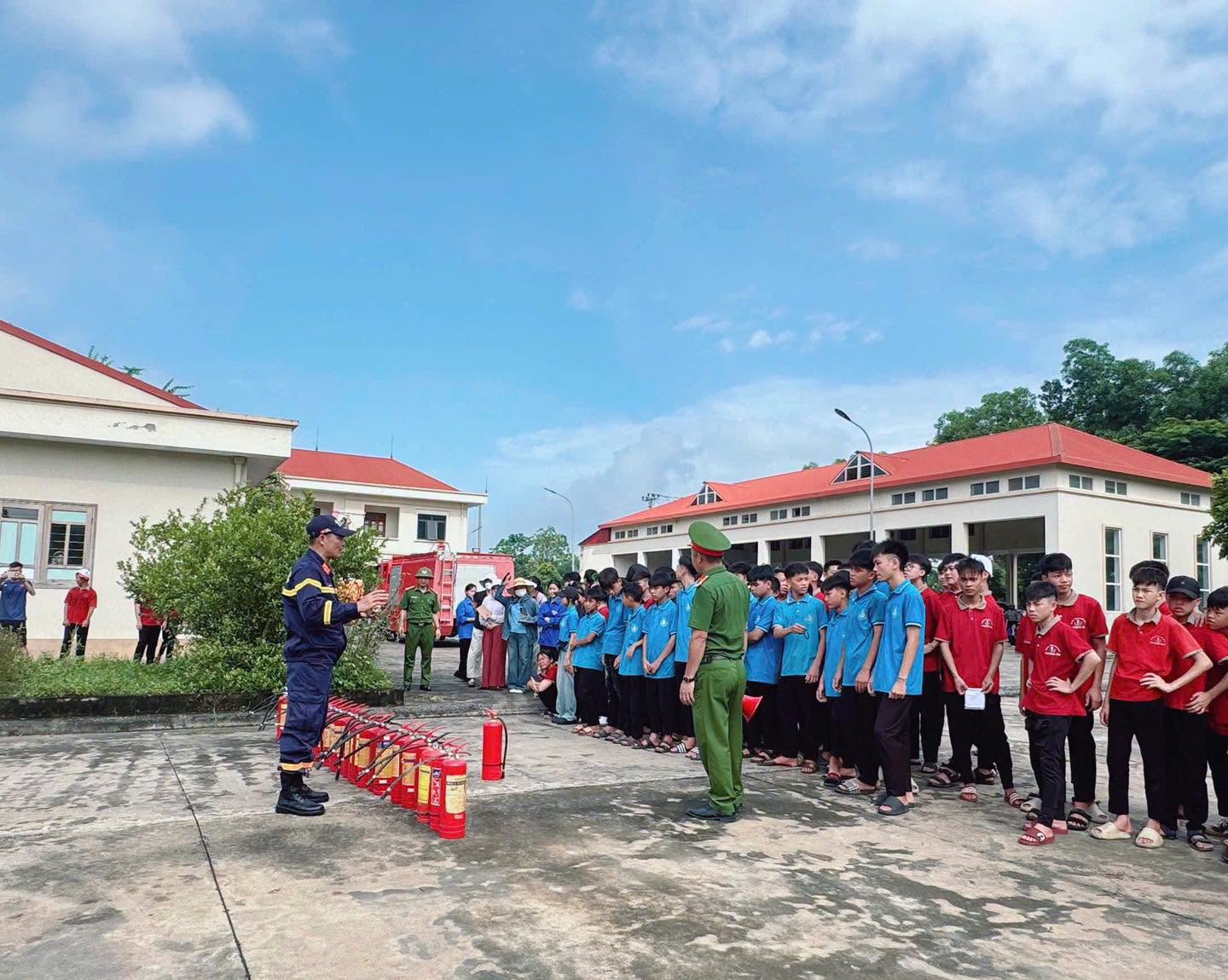 SÔI NỔI HOẠT ĐỘNG TUYÊN TRUYỀN, TRẢI NGHIỆM, THỰC HÀNH PCCC & CNCH