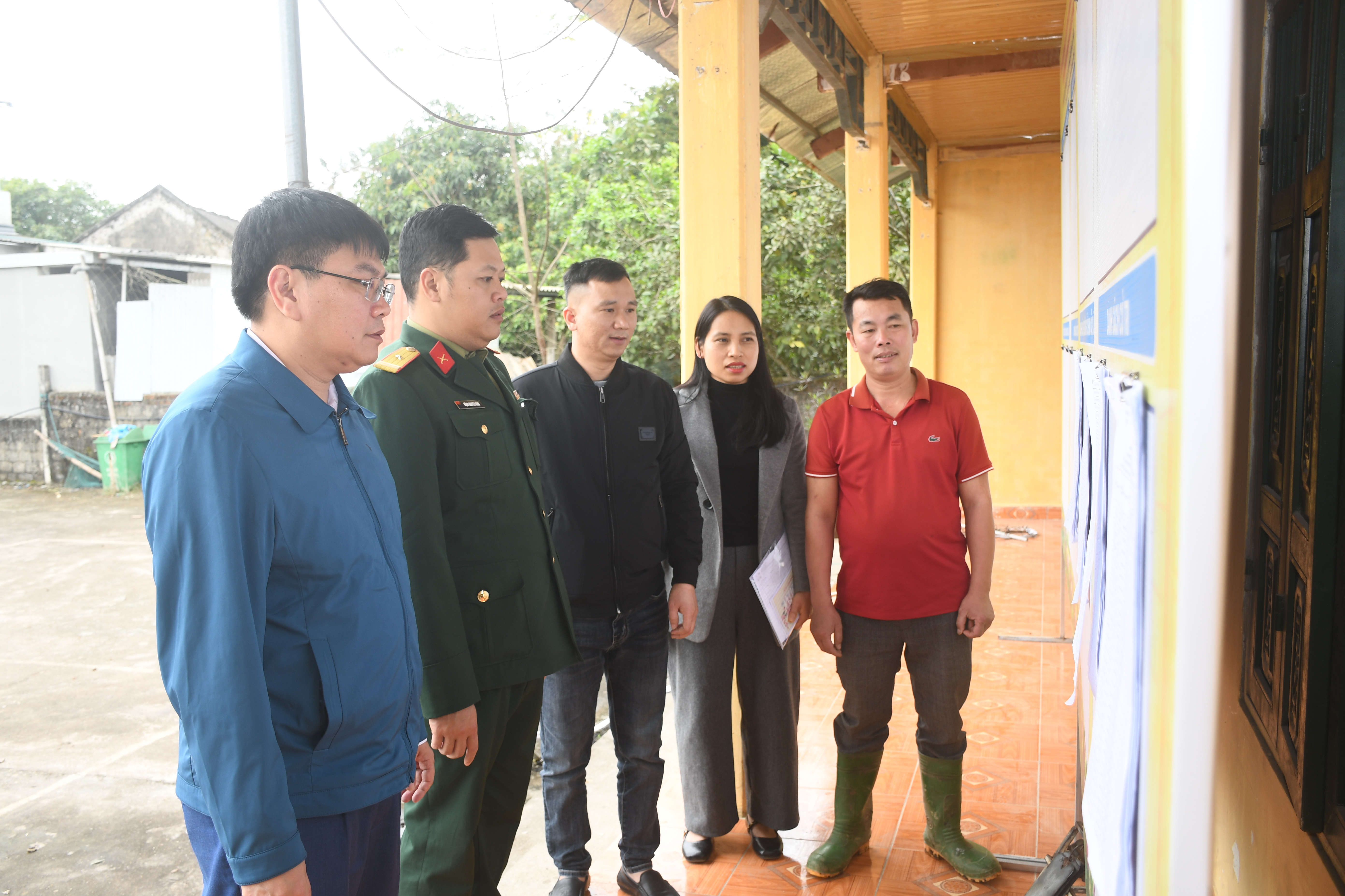 Đồng chí Chủ tịch UBND xã Trần Vũ Hưng kiểm tra niêm yết danh sách cử tri trên địa bàn xã Thái Hòa.