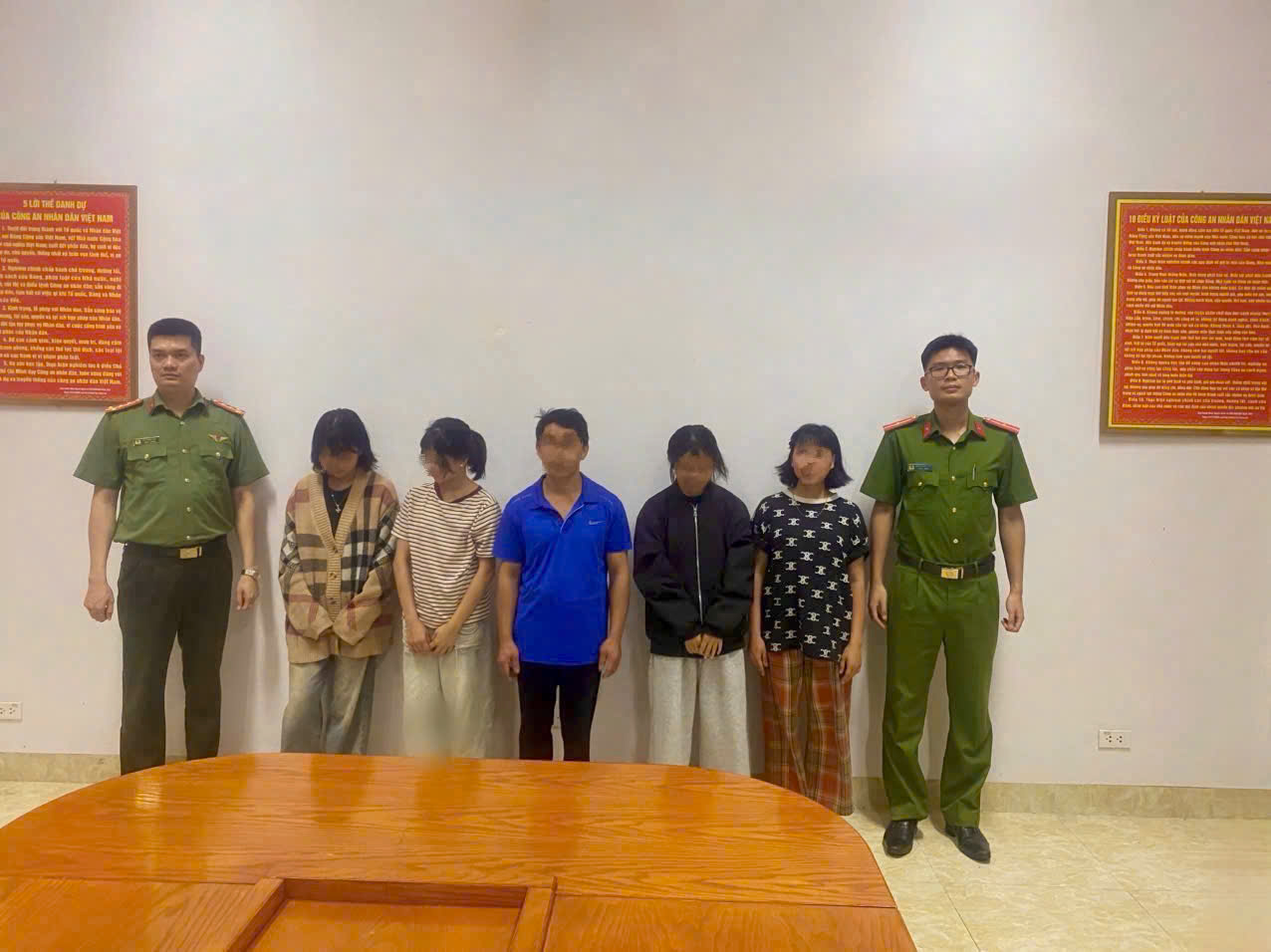 CÔNG AN XÃ QUẢN BẠ PHỐI HỢP NGĂN CHẶN KỊP THỜI 04 CHÁU GÁI 14 TUỔI BỎ NHÀ ĐI LÀM THUÊ XA