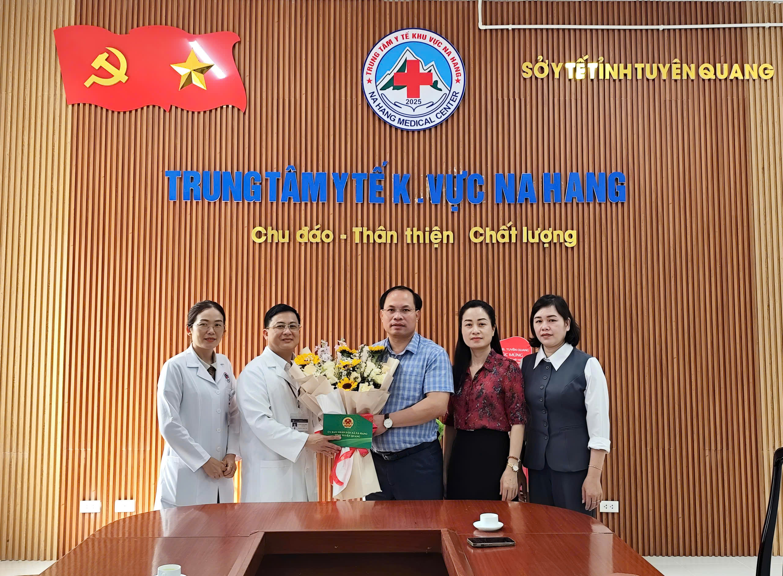 Các đồng chí Lãnh đạo xã thăm và chúc mừng cơ quan y tế nhân dịp kỷ niệm ngày thầy thuốc Việt Nam 27/2