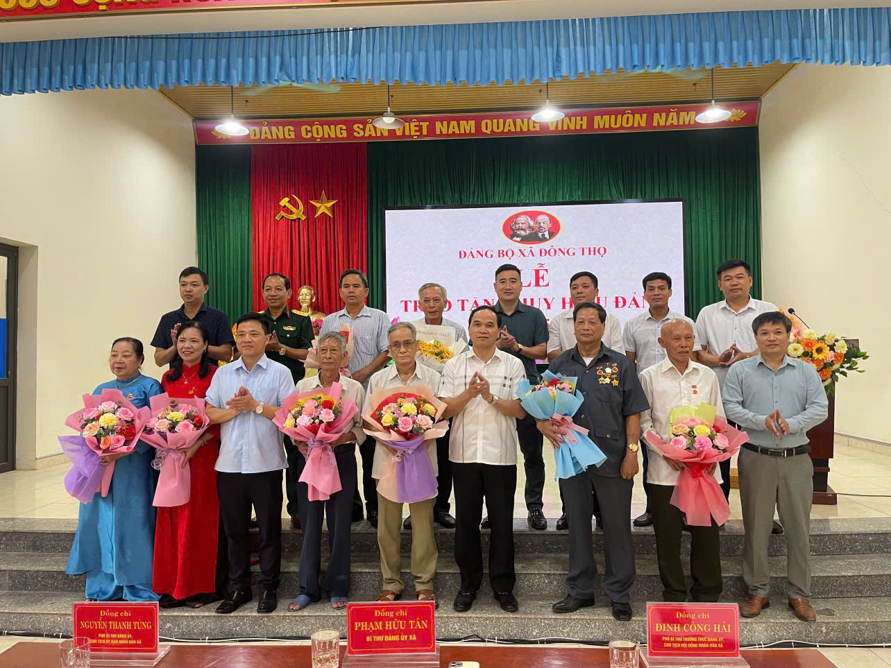 Đảng ủy xã Đông Thọ tổ chức Lễ trao tặng Huy hiệu Đảng đợt 19/5/2026