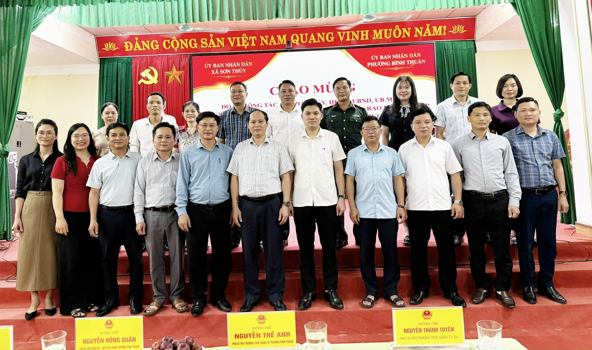 Chiều ngày 5/6, Đoàn công tác của Đảng ủy, HĐND, UBND, Ủy ban MTTQ phường Bình Thuận, tỉnh Tuyên Quang có các đồng chí Nguyễn Thế Anh, Phó Bí thư Thường trực Đảng ủy; đồng chí Nguyễn Hồng Quân, Phó Bí thư Đảng ủy, Chủ tịch UBND phường Bình Thuận cùng lãnh đạo các phòng ban, chuyên môn thuộc UBND phường đã đến trao đổi, học tập kinh nghiệm về mô hình chính quyền địa phương 2 cấp tại xã Sơn Thủy