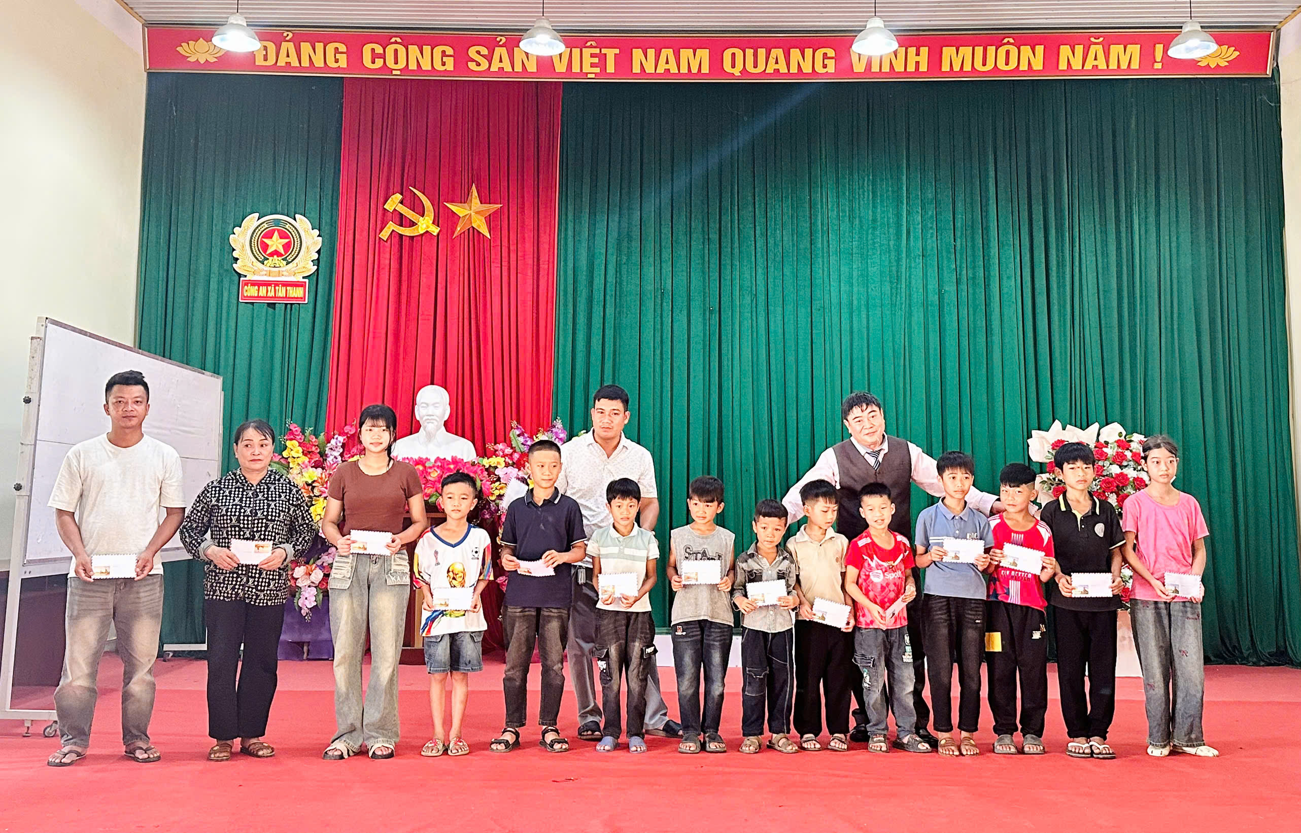 Ấm lòng những món quà thiện nguyện tại xã Tân Thanh