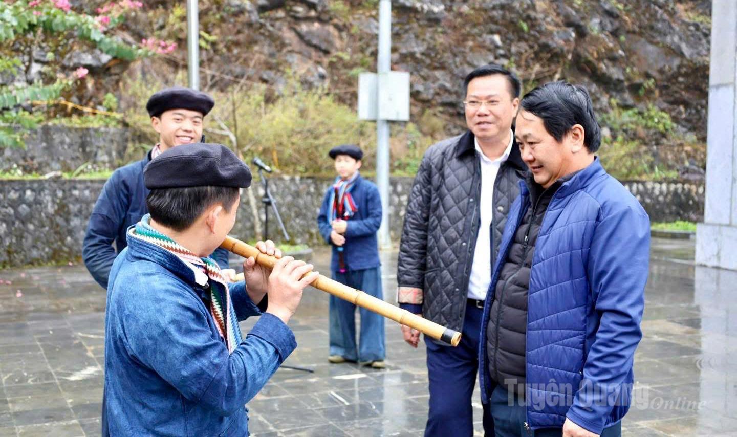 Bí thư Tỉnh ủy Hầu A Lềnh thăm, động viên cán bộ và Nhân dân xã Đồng Văn