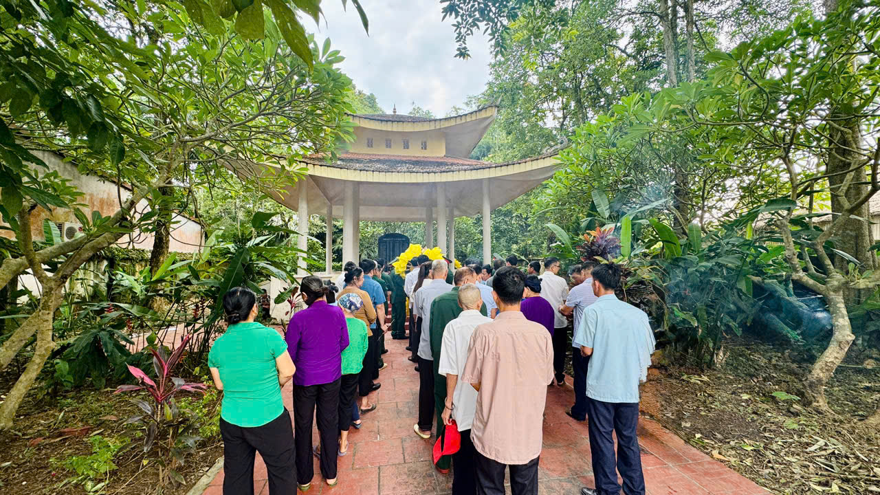 XÃ XUÂN GIANG TRANG TRỌNG TỔ CHỨC LỄ DÂNG HƯƠNG, VIẾNG BIA TƯỞNG NIỆM CÁC ANH HÙNG LIỆT SĨ
