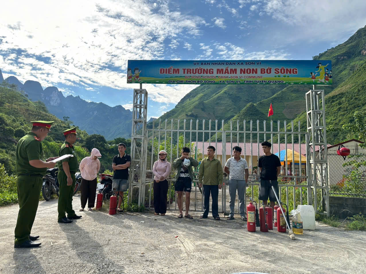 Công an xã Sơn Vĩ tổ chức tuyên truyền, hướng dẫn kỹ năng phòng cháy, chữa cháy cho giáo viên và hộ kinh doanh