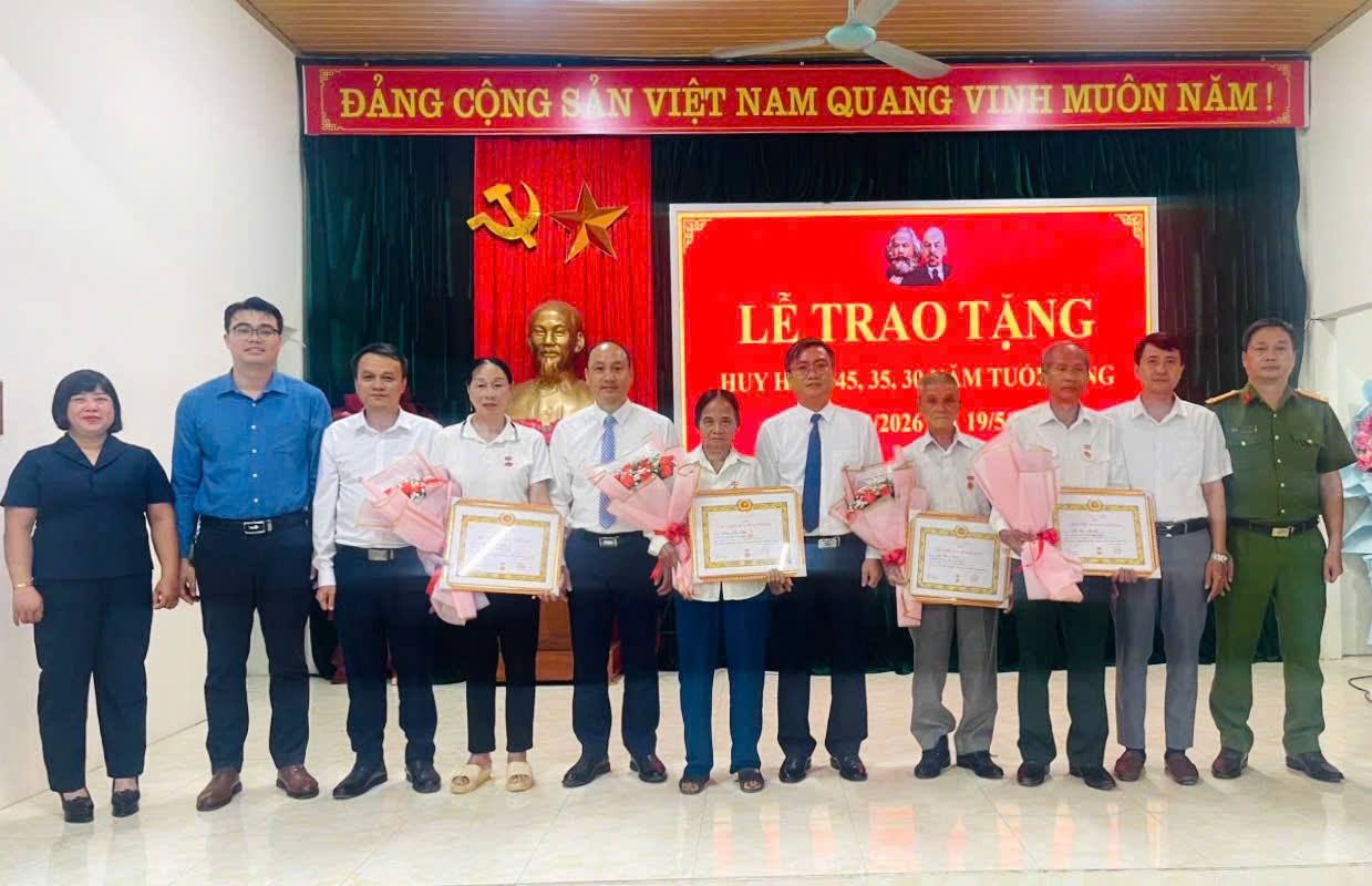 Đảng ủy xã Kiên Đài trao tặng Huy hiệu Đảng đợt 19/5 và đợt 02/9/2026
