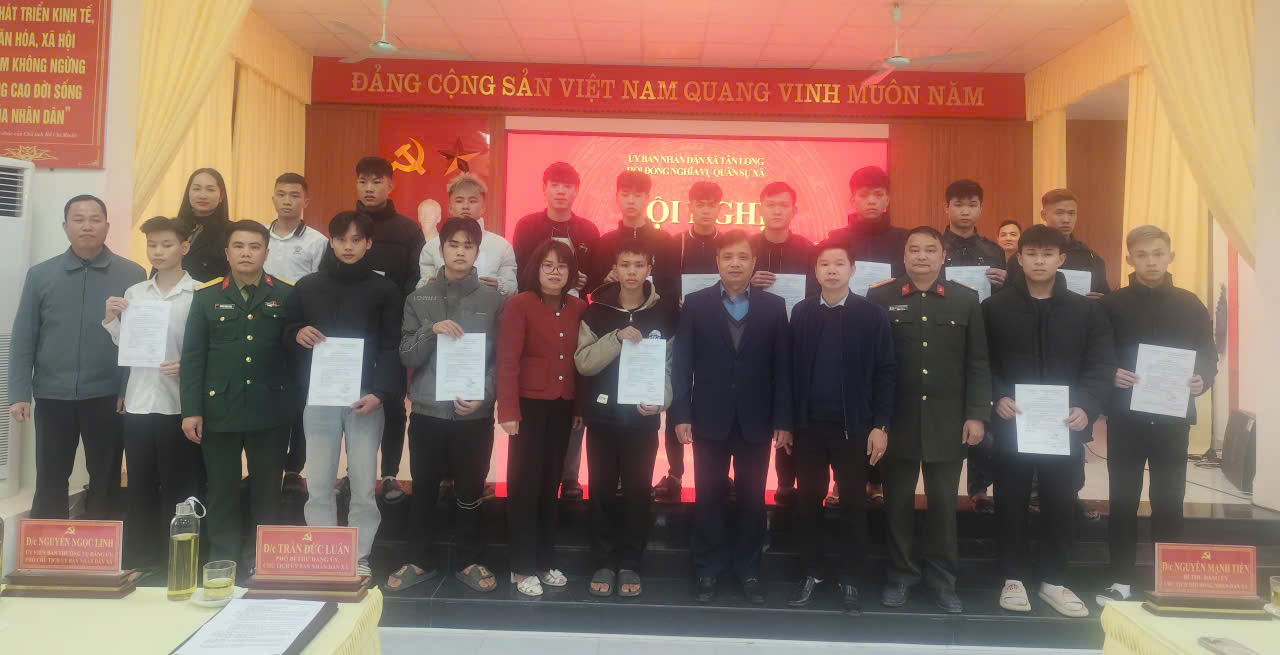 Tân Long tổ chức trao quyết định gọi công dân nhập ngũ, tham gia Công an nhân dân năm 2026