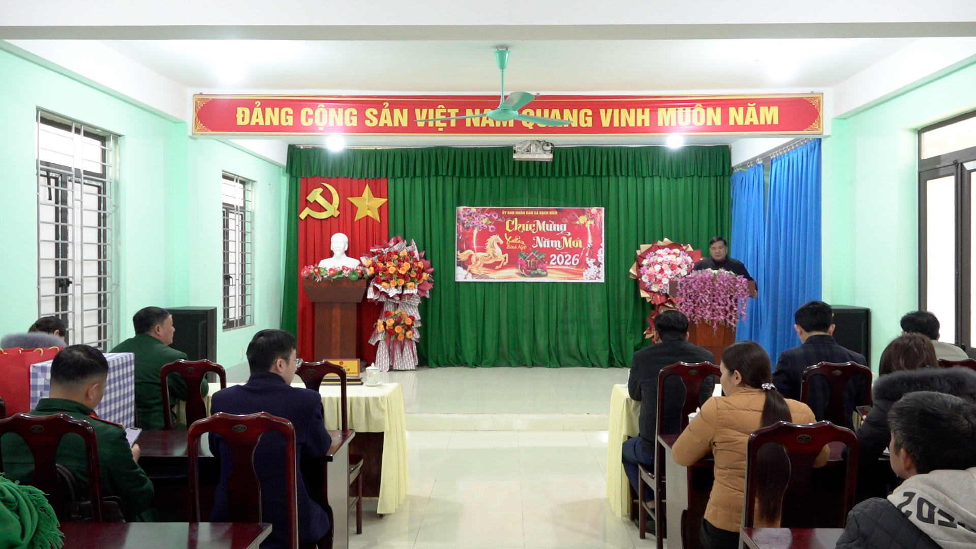 Phó chủ tịch TTr HĐND tỉnh tặng quà Tết tại xã Bạch Đích