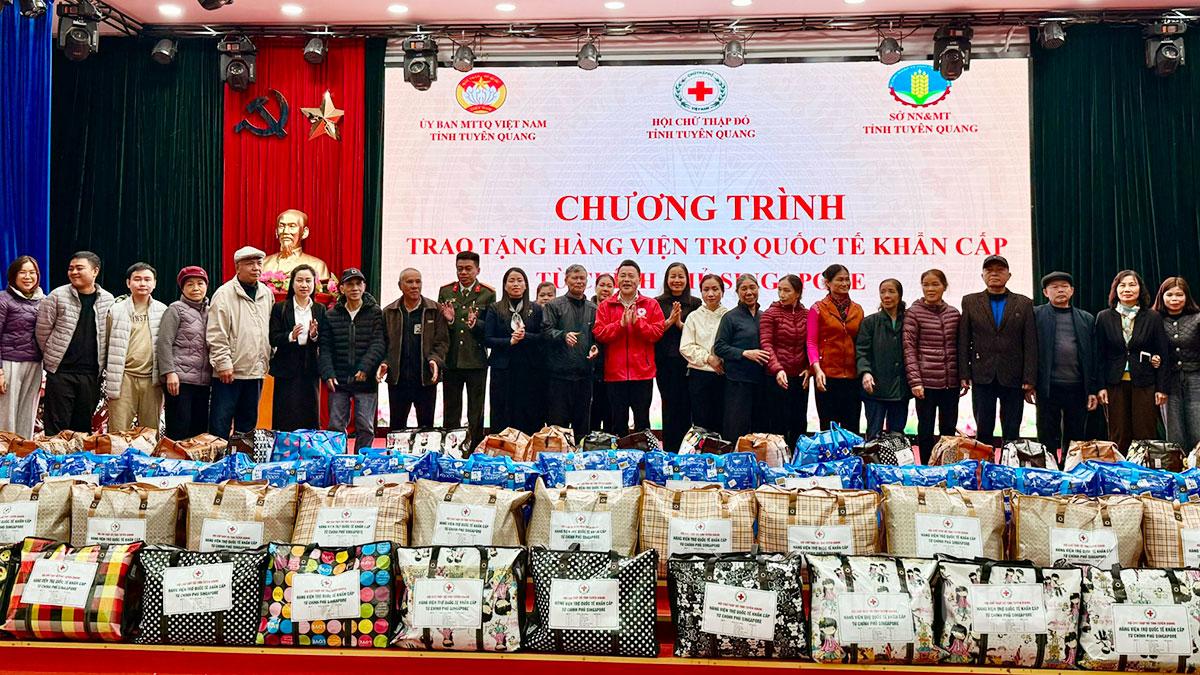 Trao 708 túi hàng viện trợ quốc tế cho người dân vùng lũ Nà Hang, Vị Xuyên