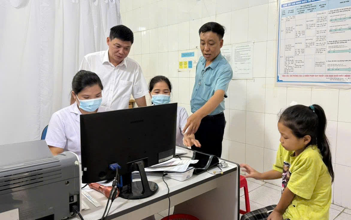 VIDEO. Sở Y tế làm việc với Phòng khám Đa khoa khu vực Trung Môn và Phòng khám Đa khoa khu vực Tháng 10