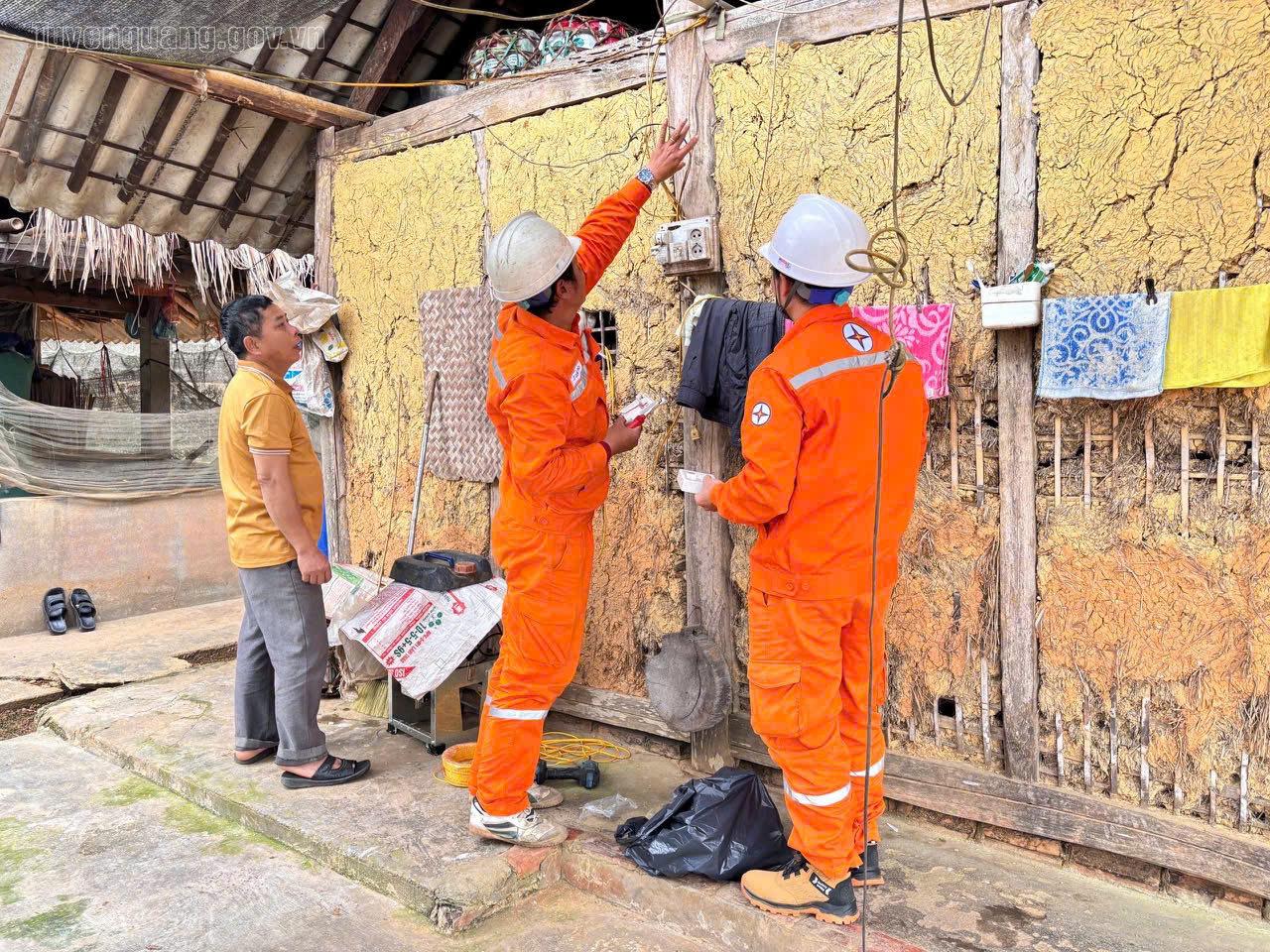 Điện lực Tuyên Quang đồng hành cùng khách hàng, bảo đảm cung ứng điện an toàn, ổn định và bền vững