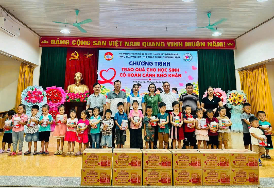 TRAO 120 PHẦN QUÀ CHO THIẾU NHI CÓ HOÀN CẢNH KHÓ KHĂN TẠI XÃ HÒA AN