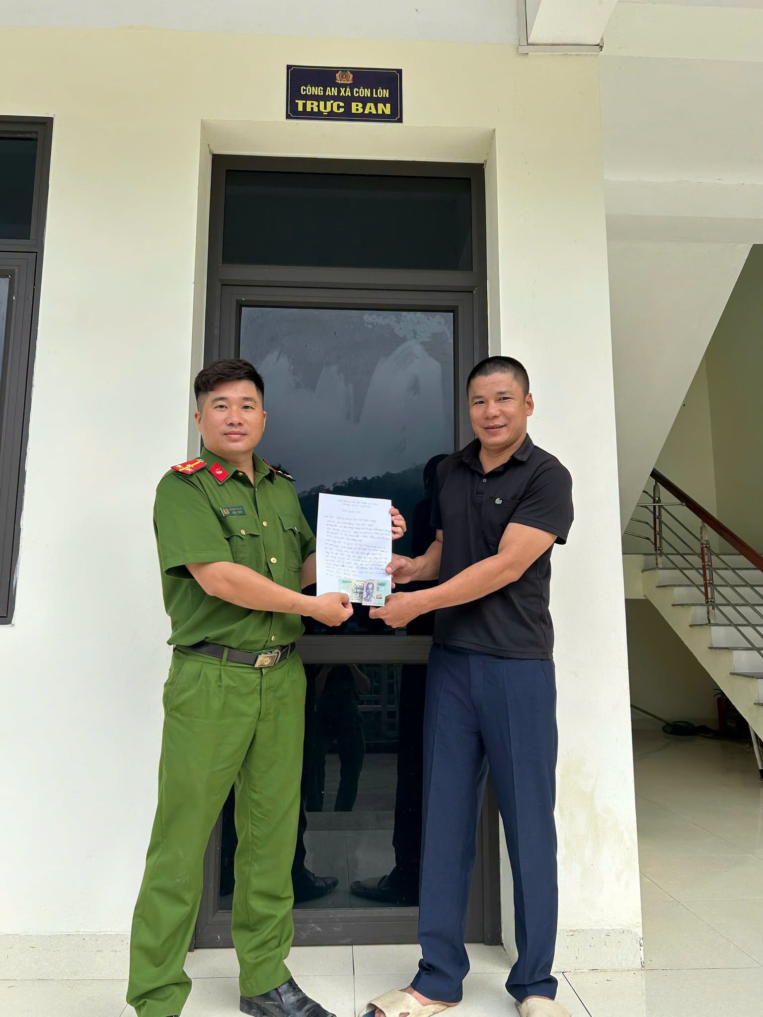 CÔNG AN XÃ CÔN LÔN TRAO TRẢ TÀI SẢN ĐÁNH RƠI CHO NGƯỜI DÂN